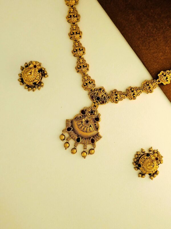 Devi haarm with earings