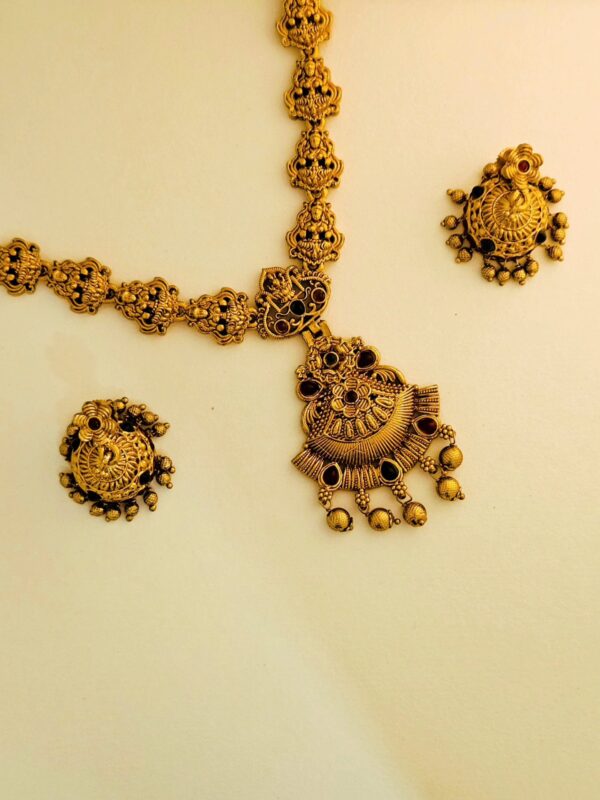 Devi haarm with earings